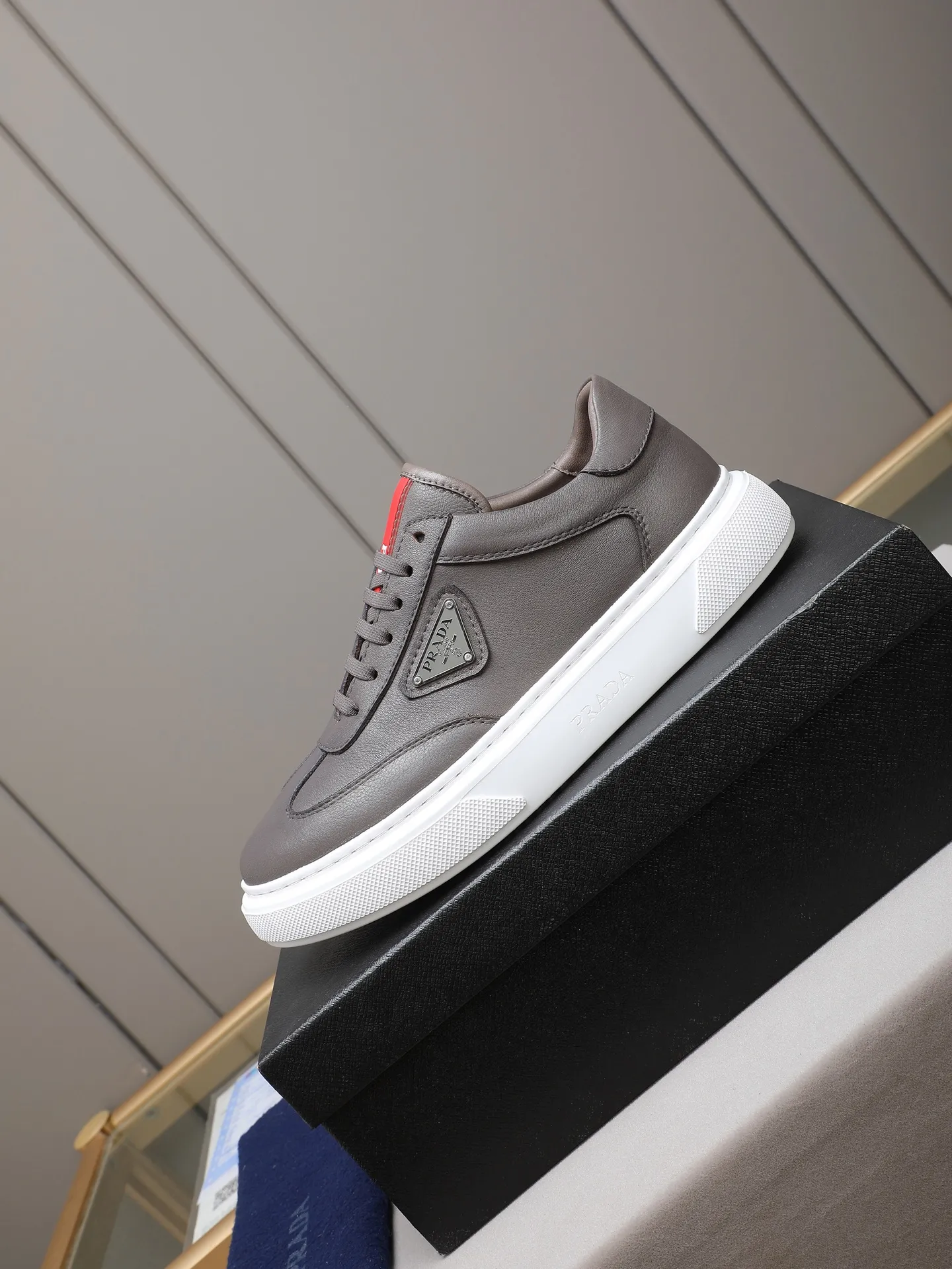 PP460 Prada/Prada men's new casual shoes, this upper is made of imported calfskin + sheep lining! The outside is decorated with the P family's classic metal triangle enamel logo, and the outsole is made of non-slip sports foam ultra-light outsole, which feels good on the feet and is a fashionable and fashionable item!  Size: 38-44 (45 customized)